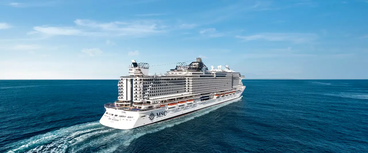 MSC Cruises-ის გემი MSC Seaside ლურჯ ზღვაში, მზიან დღეს