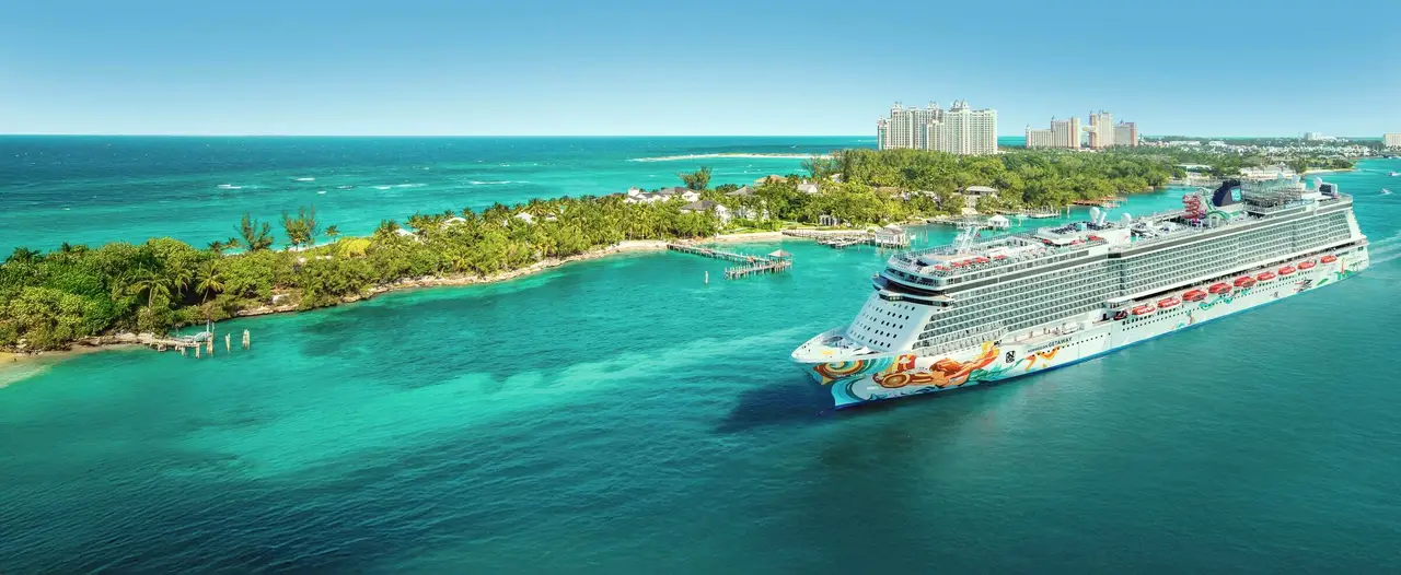 Norwegian Cruise Line-ის გემი Norwegian Getaway ნასაუს ფირუზისფერ წყლებში, ბაჰამის კუნძულები