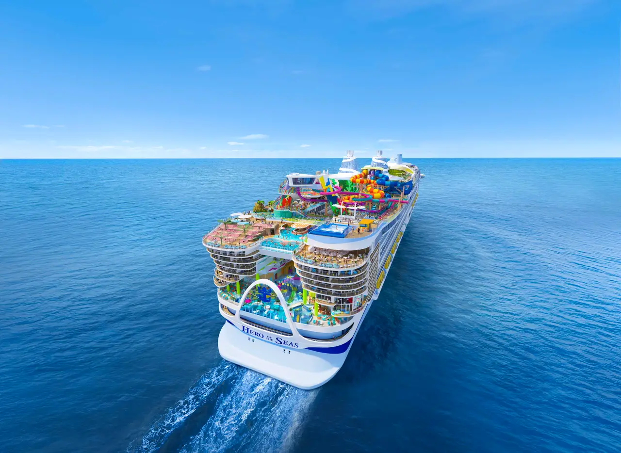 Royal Caribbean-ის ახალი გემი Hero of the Seas ღია ოკეანეში, ხედი ზემოდან